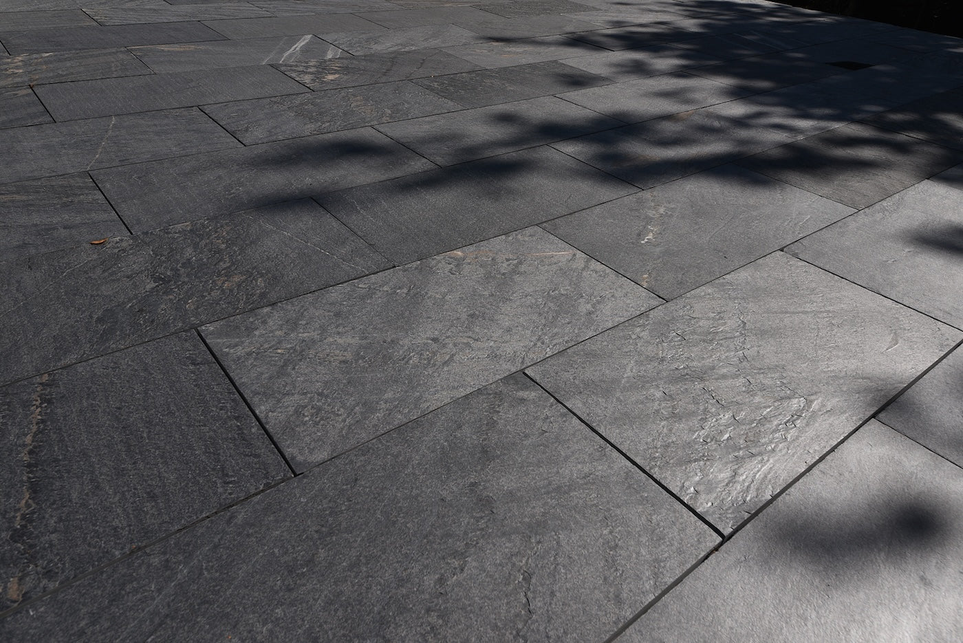 Frost Valley Dark Grey Anti-Slip Naturstensplatta