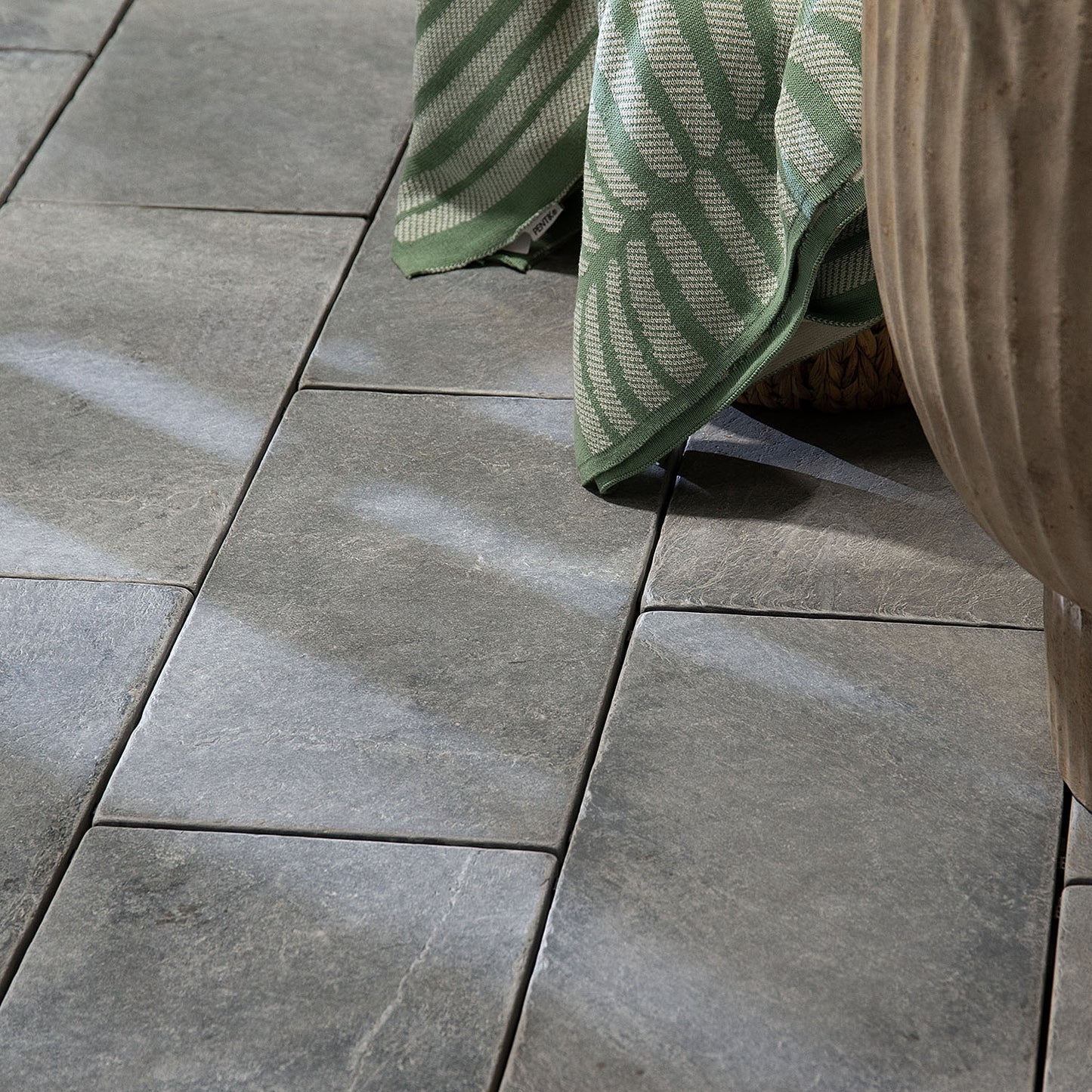 Frost Valley Light Grey Tumlad Naturstensplatta
