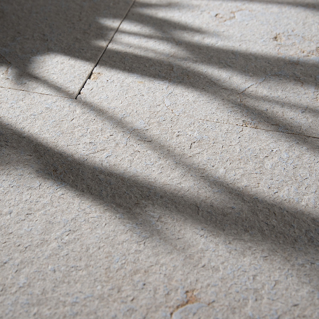 Nordstone Beige Flammad Kalkstensplatta